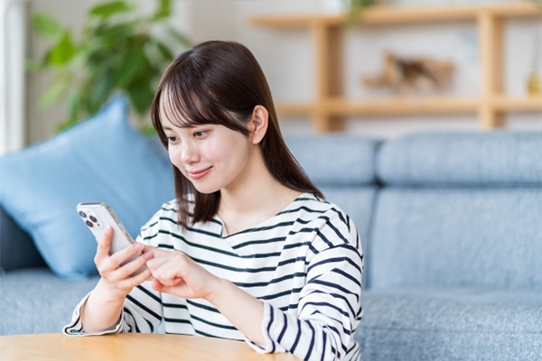 SNSを見る女性