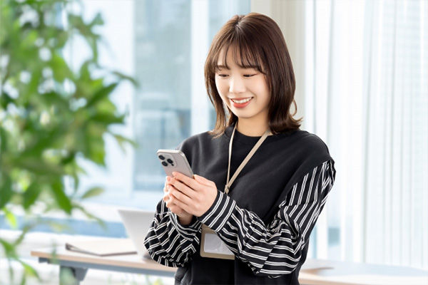 スマホ見る女性